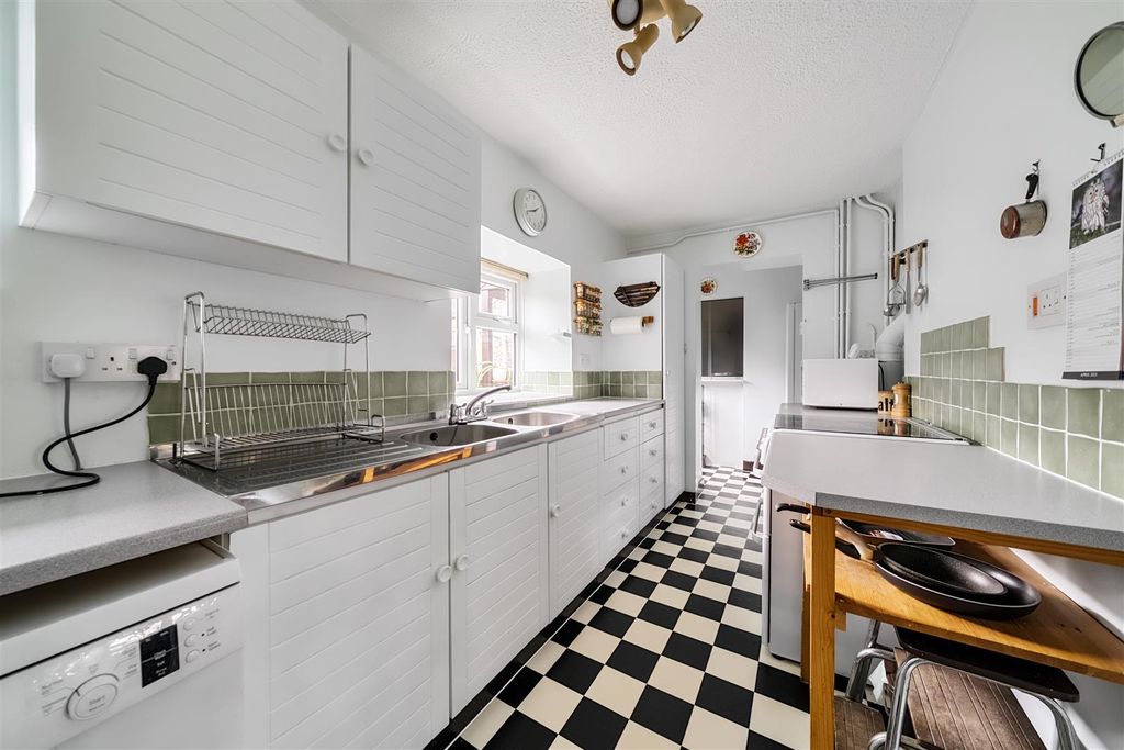 Property photo 3 of 18 Kitchen