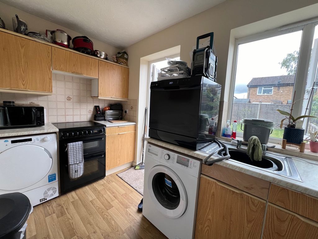 Property photo 2 of 8 Kitchen