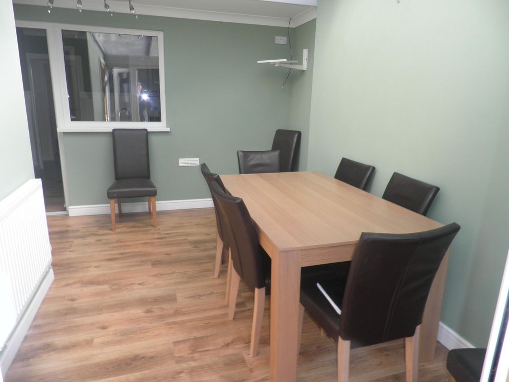 Property photo 3 of 11 Conservatory