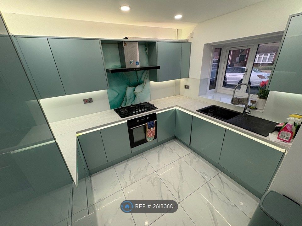 Property photo 2 of 9 Kitchen