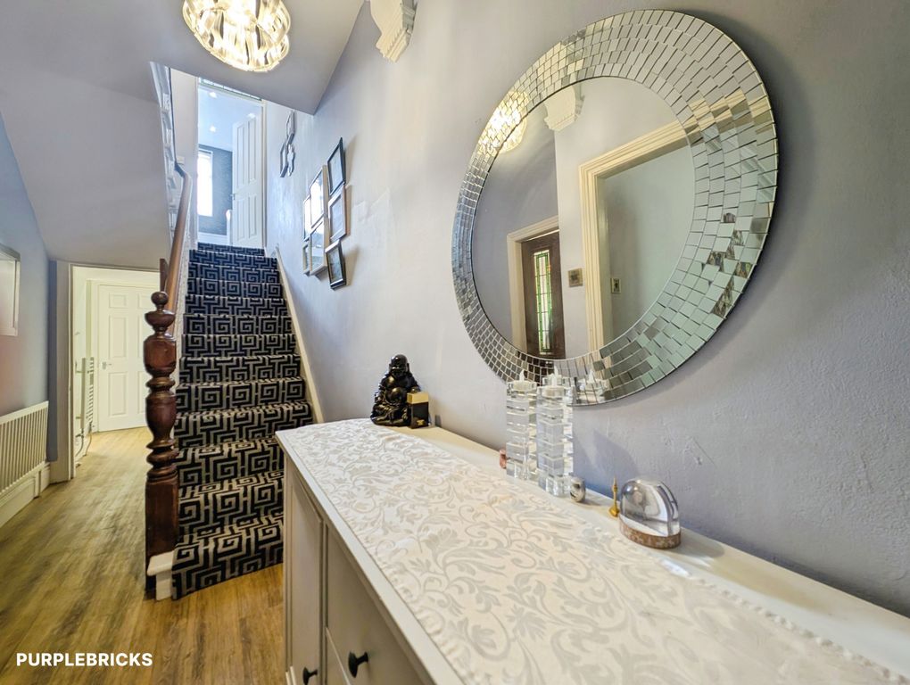 Property photo 3 of 18 Entrance Hallway