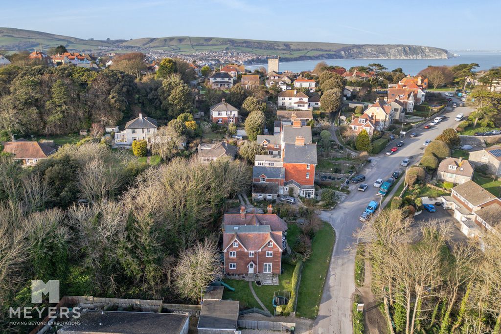 Property photo 2 of 34