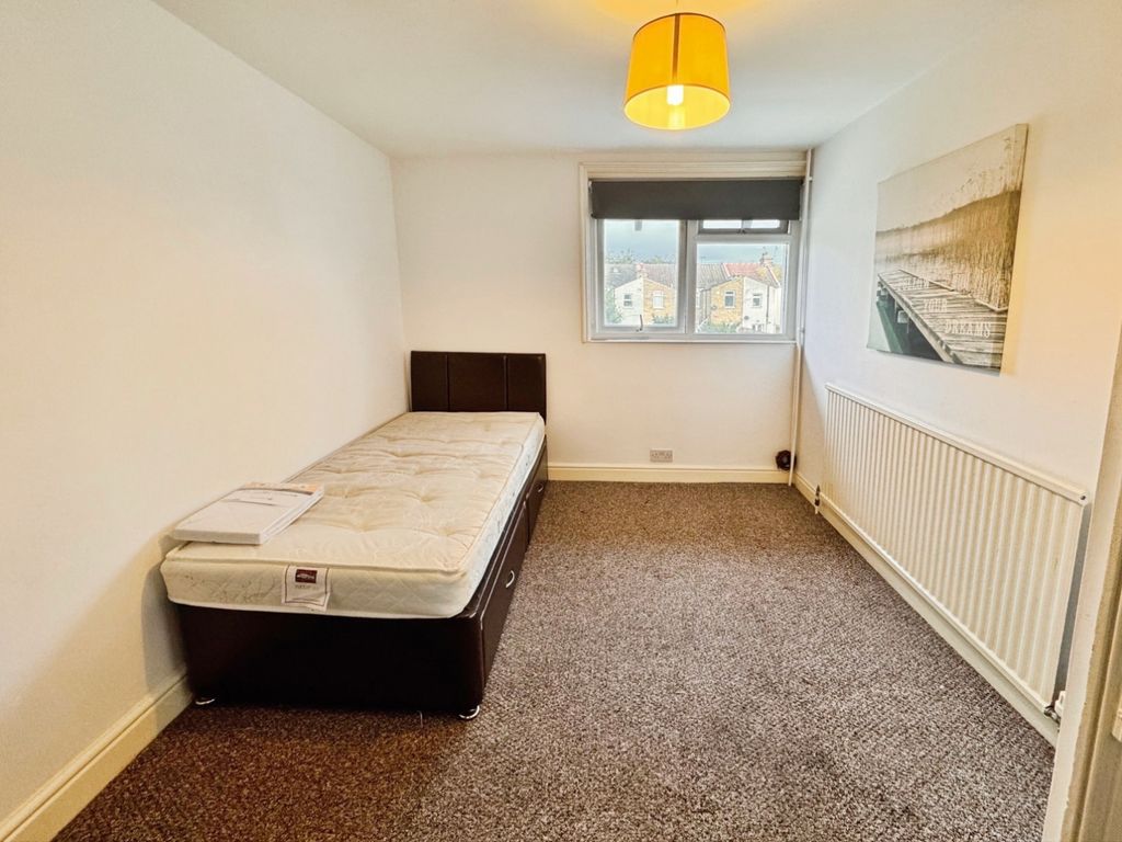 Property photo 3 of 6 Bedroom