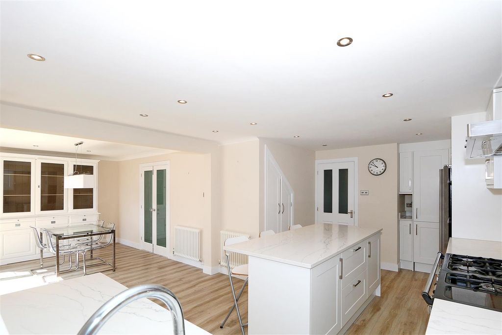 Property photo 2 of 20 Rt_Wt_Bxh_T_Job105_3 Stewart Close_24_140620231410