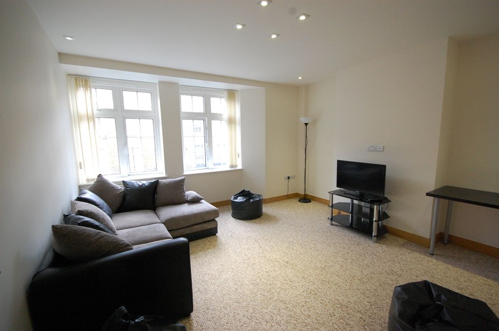 Property photo 1 of 8 Living Room