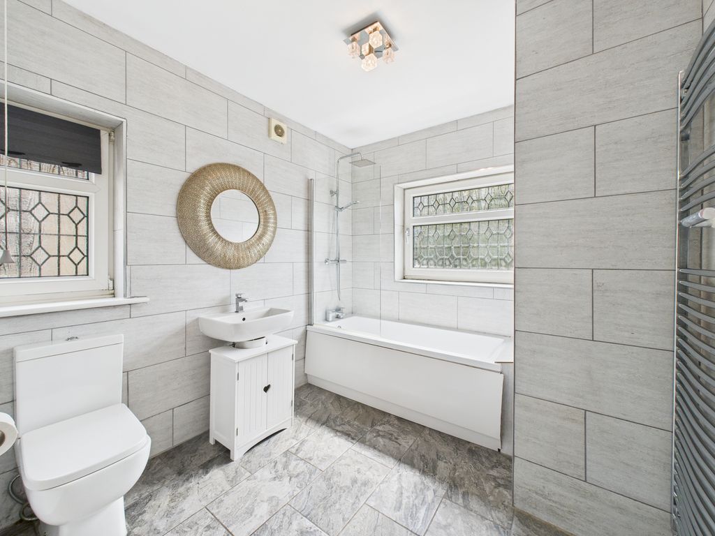 Property photo 3 of 9 Bathroom