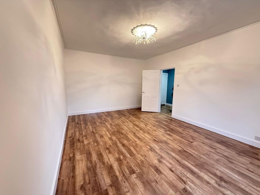 Property photo 1 of 10 Living Room