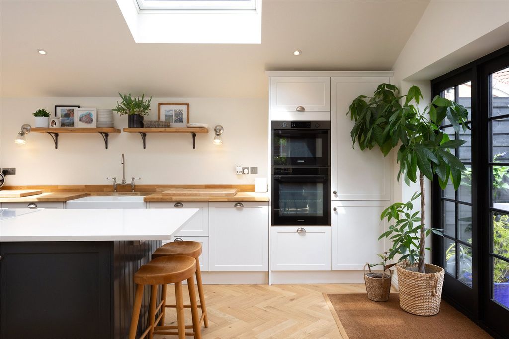 Property photo 3 of 16 Kitchen