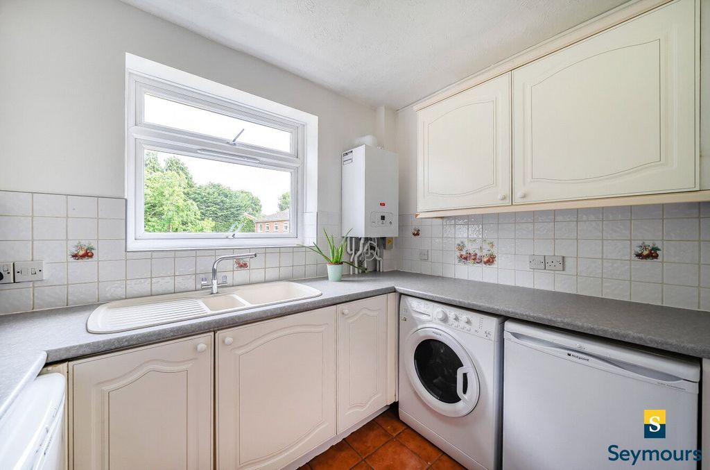 Property photo 3 of 18 Kitchen