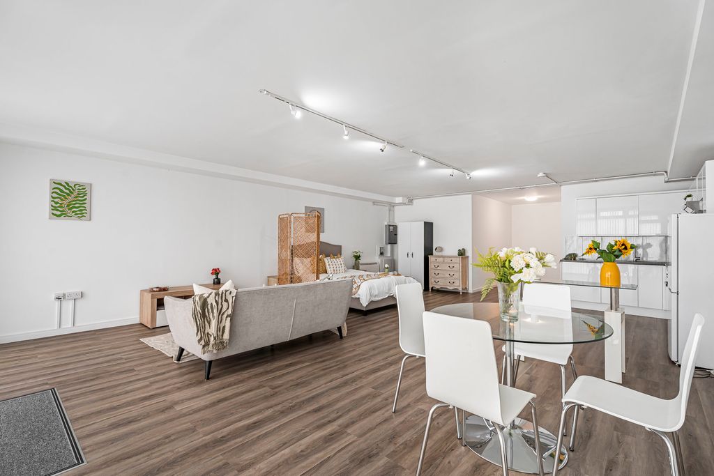 Property photo 2 of 20 Studio