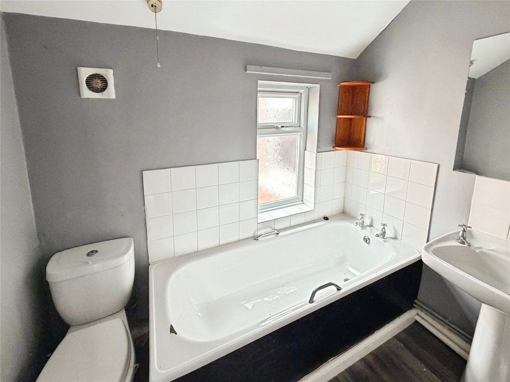 Property photo 3 of 13 Bathroom/Wc