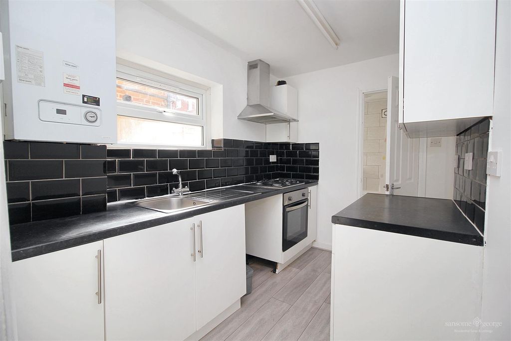 Property photo 3 of 10 Kitchen