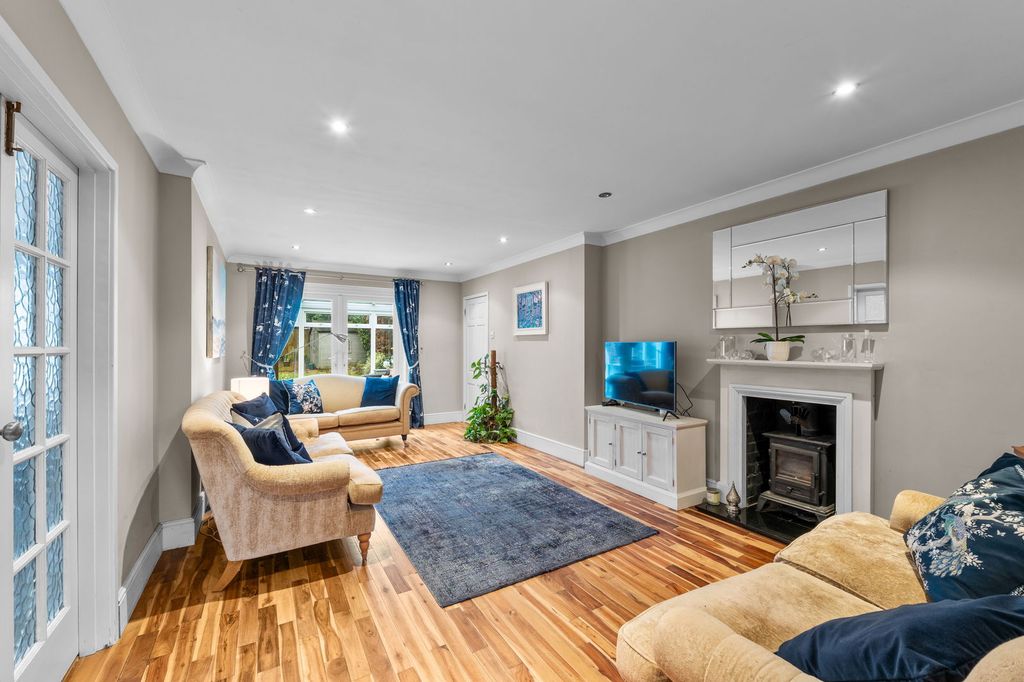 Property photo 2 of 28