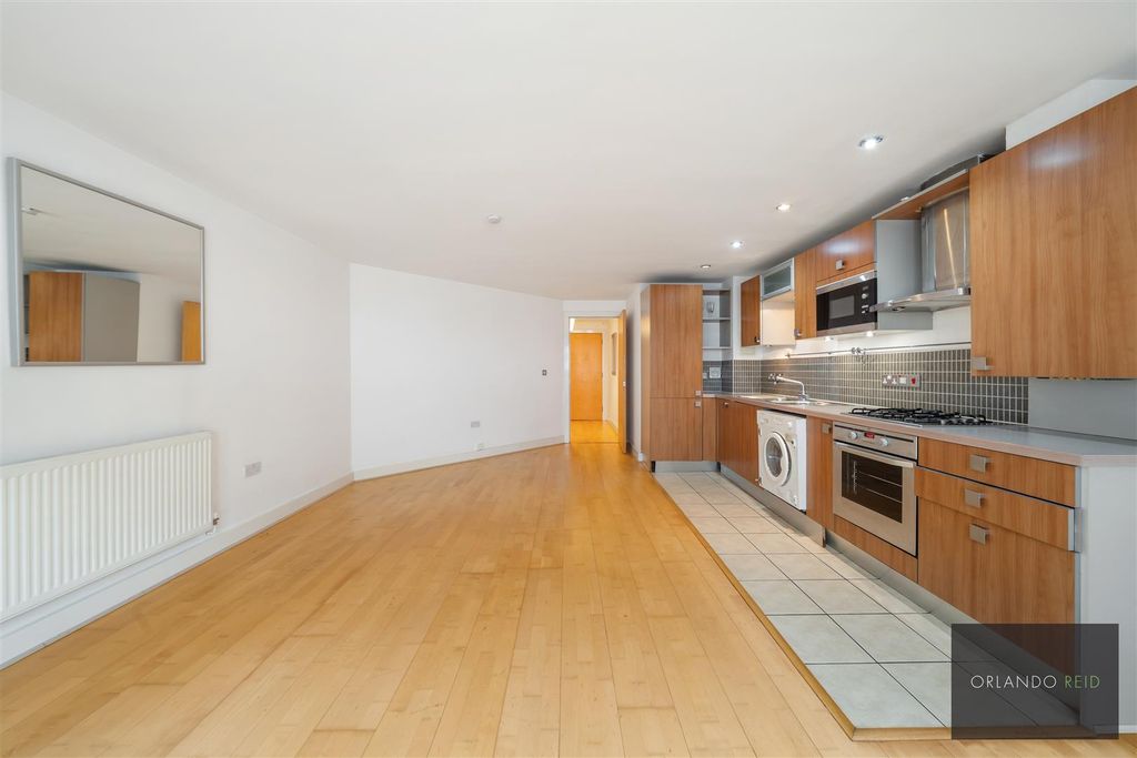 Property photo 2 of 12 Flat 3, 376 Clapham Road Sw9 9Ar-3.Jpg