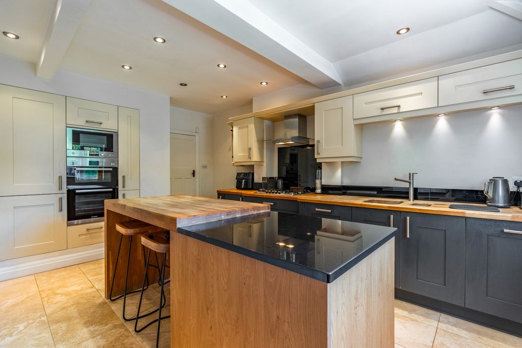 Property photo 3 of 33