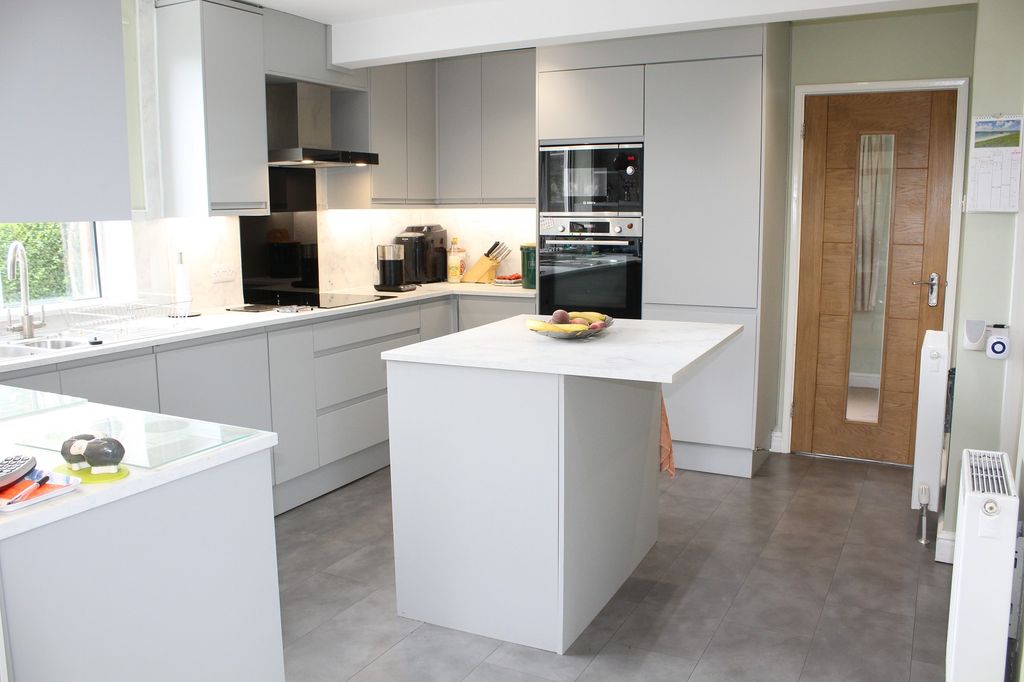 Property photo 3 of 21 Fitted Kitchen