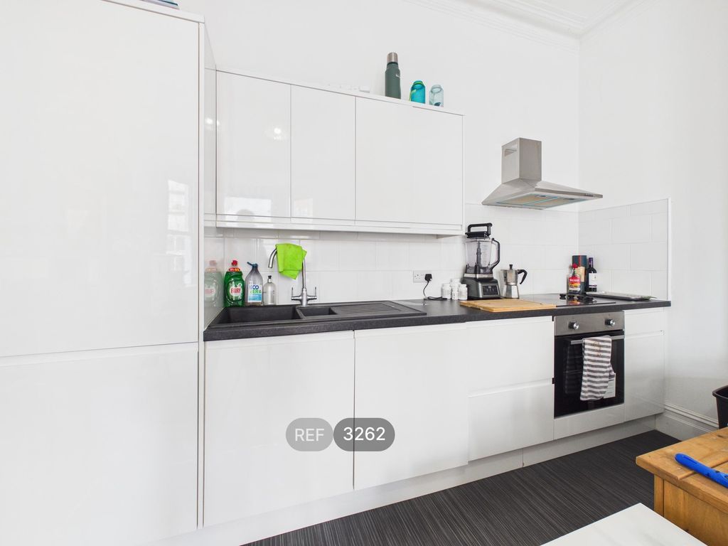 Property photo 3 of 9 Kitchen / Living Area