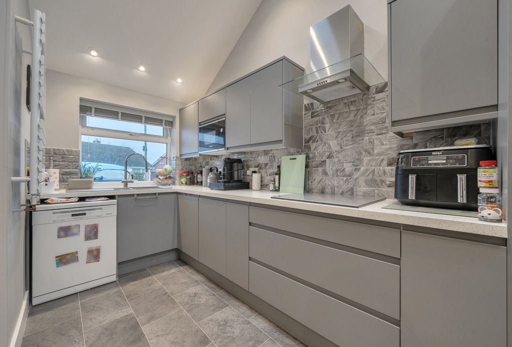 Property photo 2 of 11 1415205-7-698F48E...