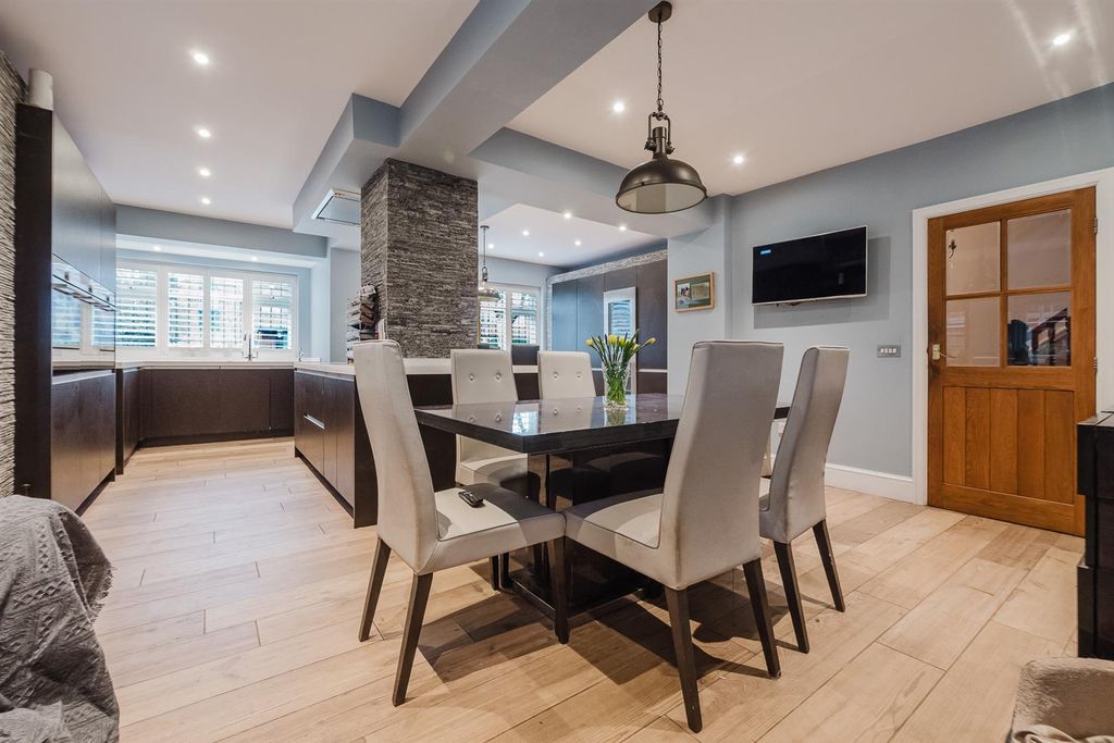 Property photo 3 of 37 Live In Dining Kitchen