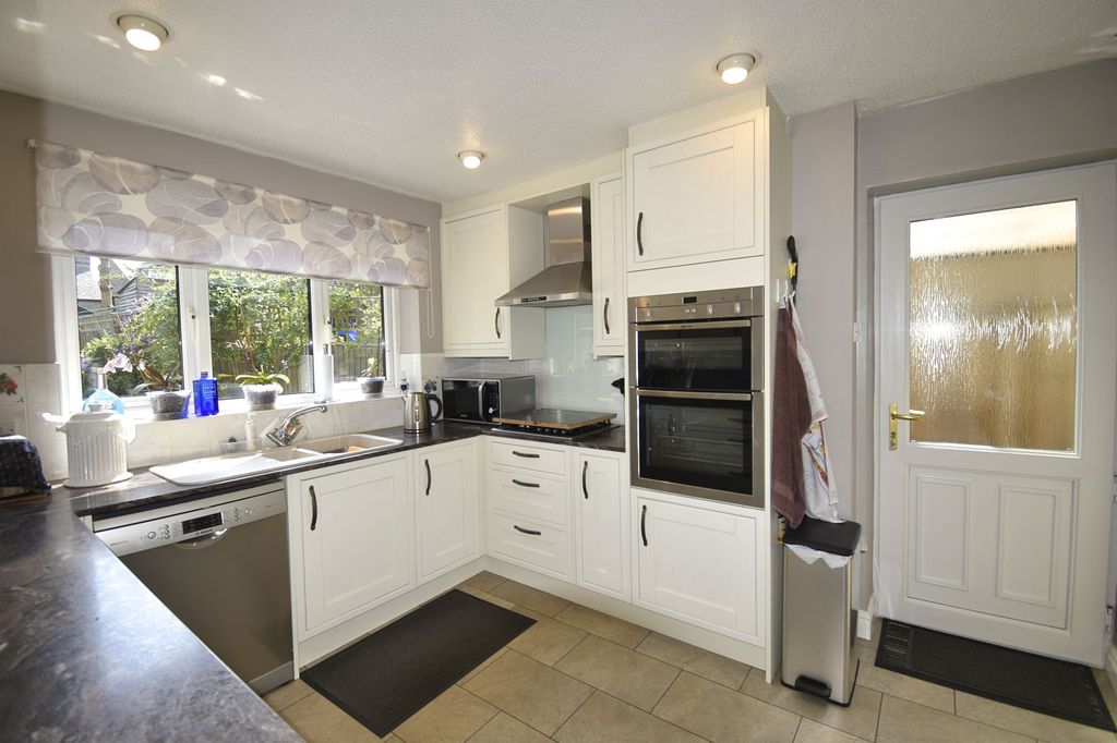 Property photo 3 of 16 Kitchen