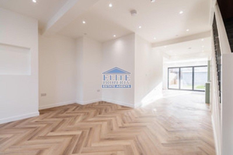 Property photo 3 of 12 Lounge Area