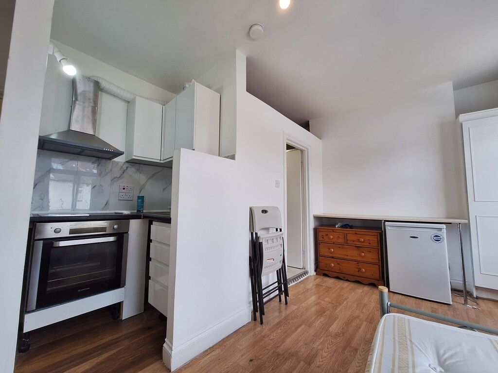 Property photo 2 of 4 Bedroom Area Flat 7