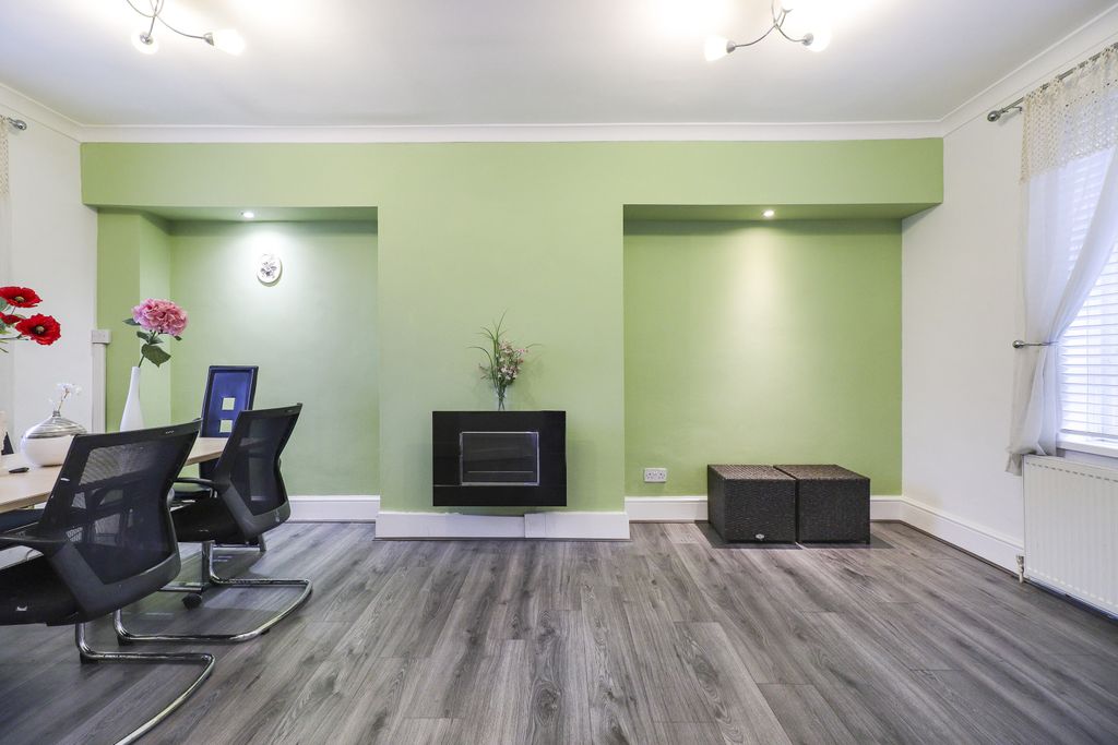 Property photo 3 of 18 Living Room