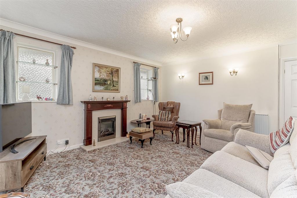 Property photo 3 of 21 Lounge - B.Jpg