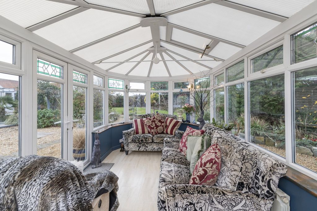 Additional image 5 of 4 bed detached house to rentLa Route De La Hougue Du Pommier, Castel, Guernsey GY5