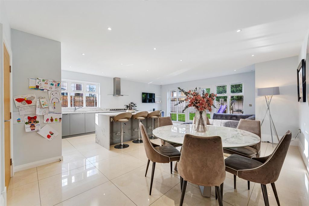 Property photo 3 of 52 Live In Breakfast Kitchen