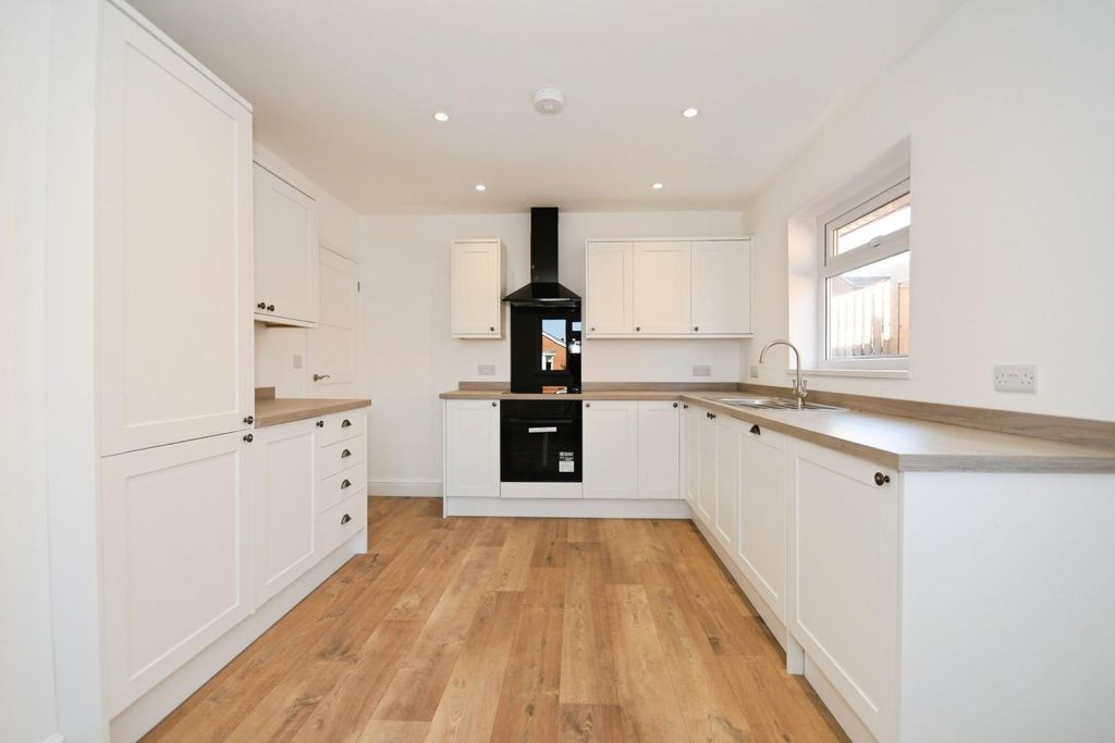 Property photo 3 of 22 Kitchen 03.Jpg