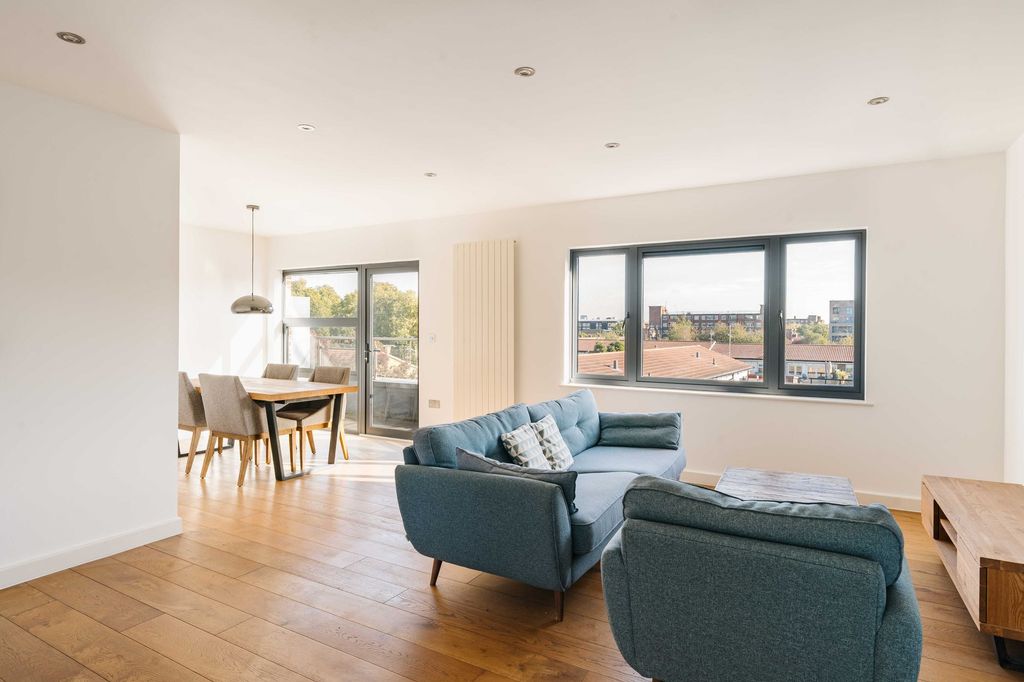 Property photo 1 of 16 Damien Court E1