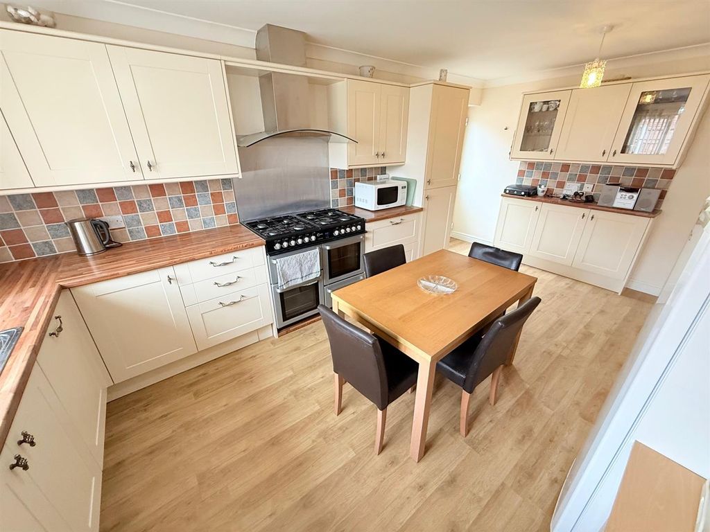 Property photo 2 of 20 Kitchen/Breakfast Room