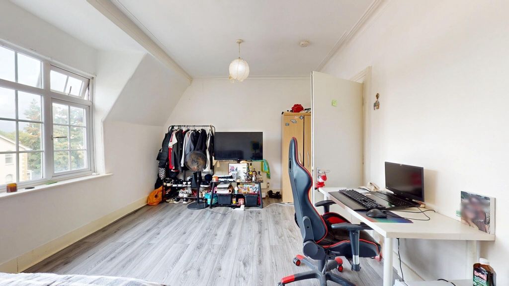 Property photo 3 of 14 Bright And Tidy Double Bedroom Featuring A Large W...