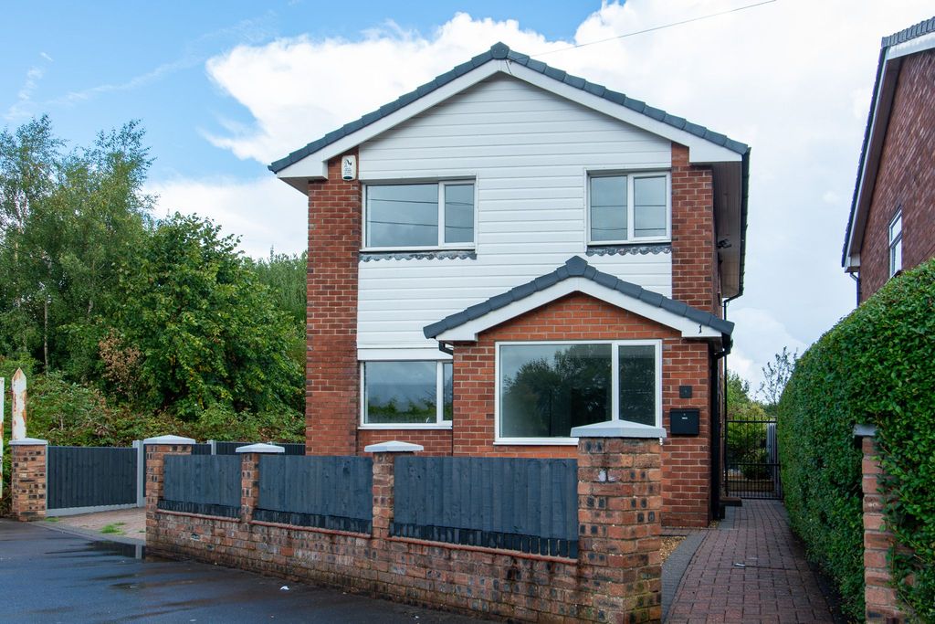 Property photo 1 of 36 Beautifully Refurbished 3 Bed Detached House With Large Garage, Parking And Garden.