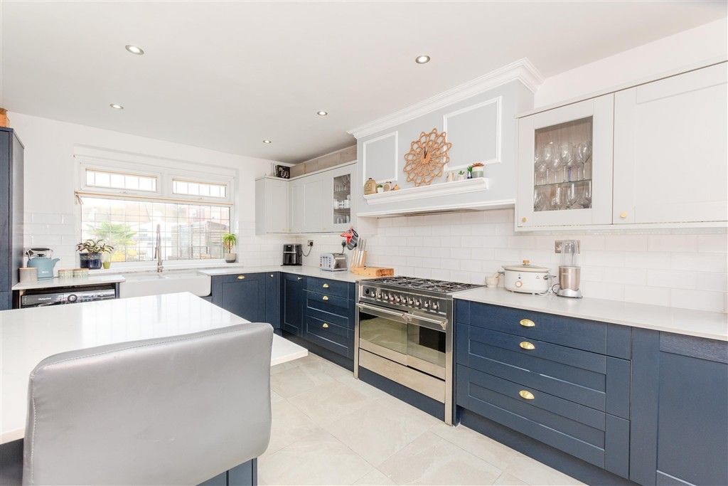 Property photo 2 of 10 Kitchen