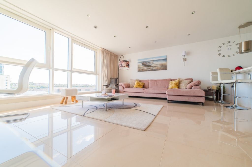 Property photo 2 of 19 Lrg_Award-Winning Media Team On Every Listing_13