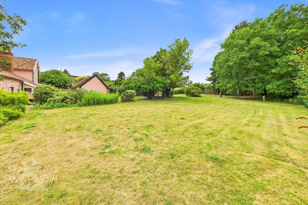 Property photo 2 of 27