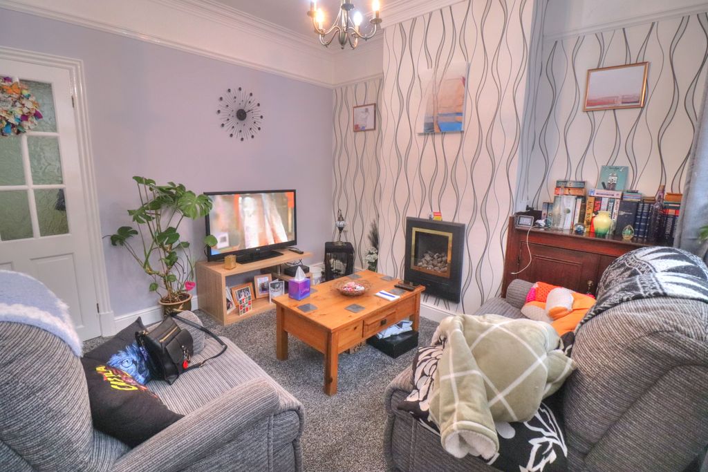 Property photo 3 of 14 Lounge