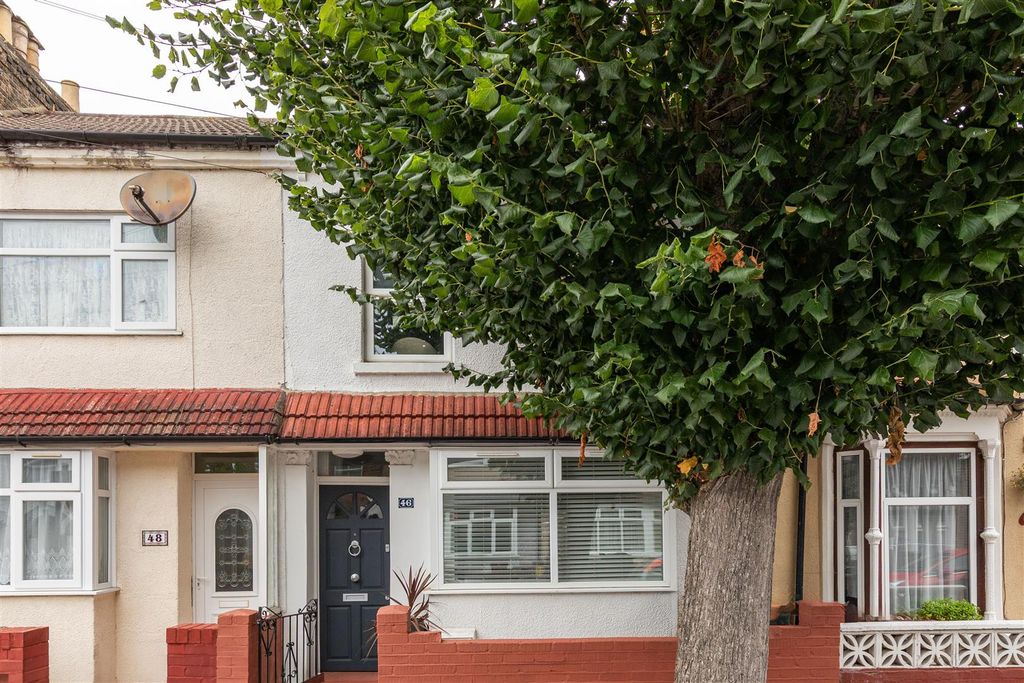 Property photo 1 of 32 Melford Road, E17