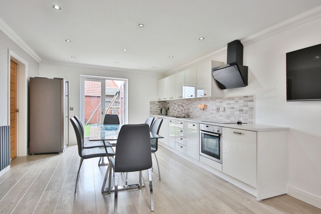 Property photo 3 of 24 4049958
