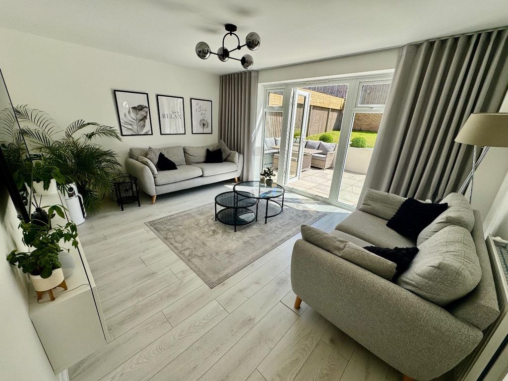 Property photo 2 of 14 Lounge