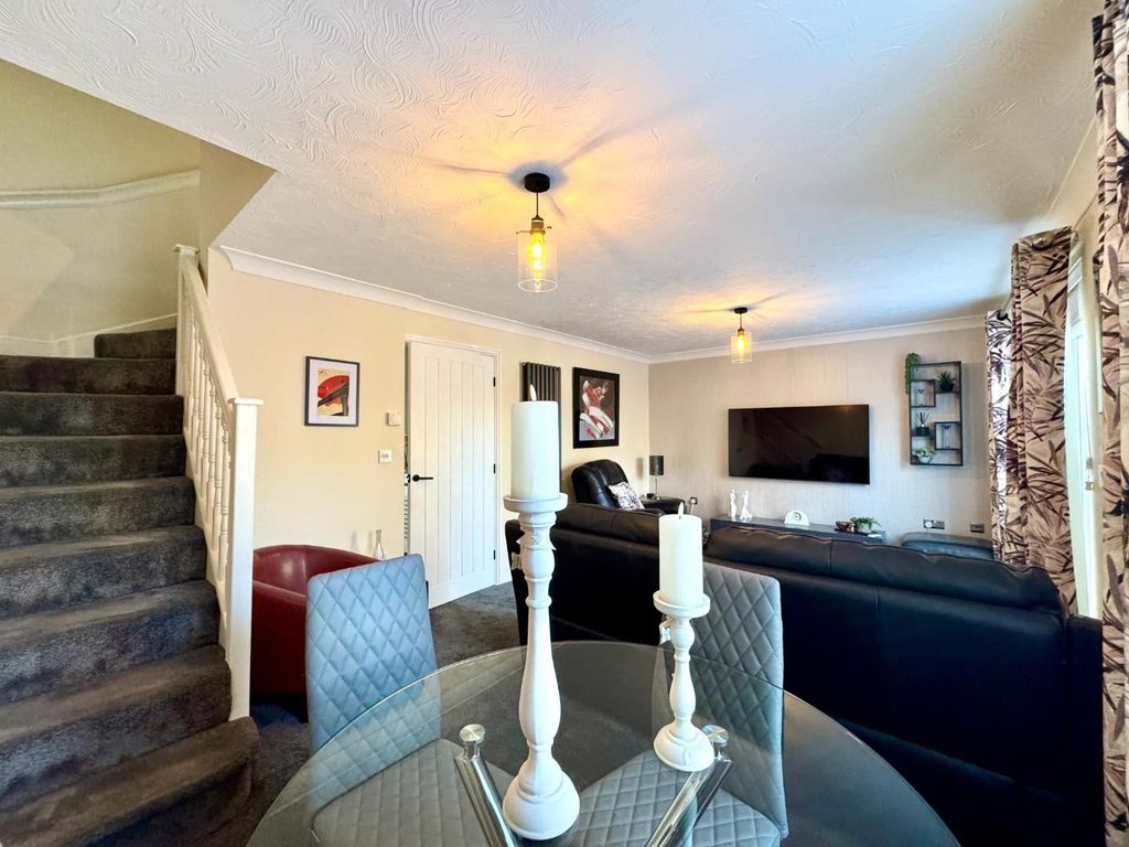 Property photo 3 of 19 Lounge