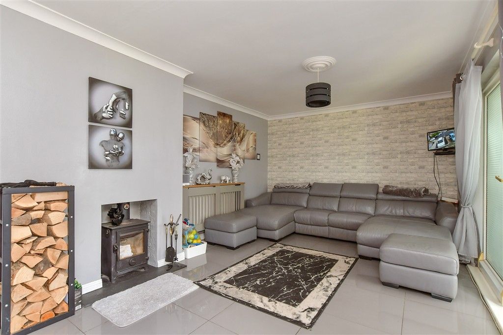 Property photo 3 of 10 Lounge