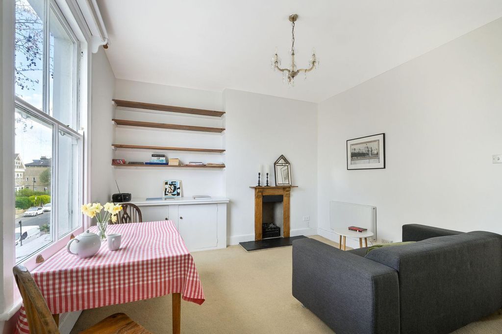 Property photo 3 of 12 Lounge