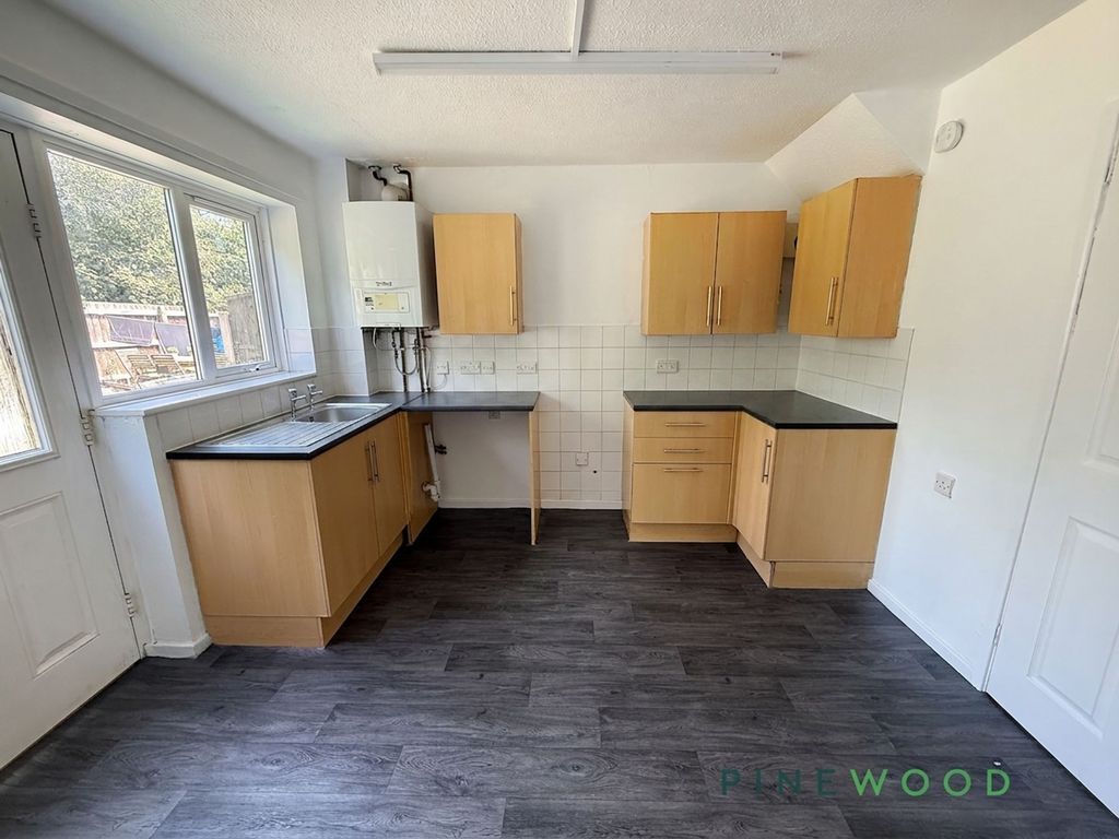 Property photo 3 of 10 Kitchen