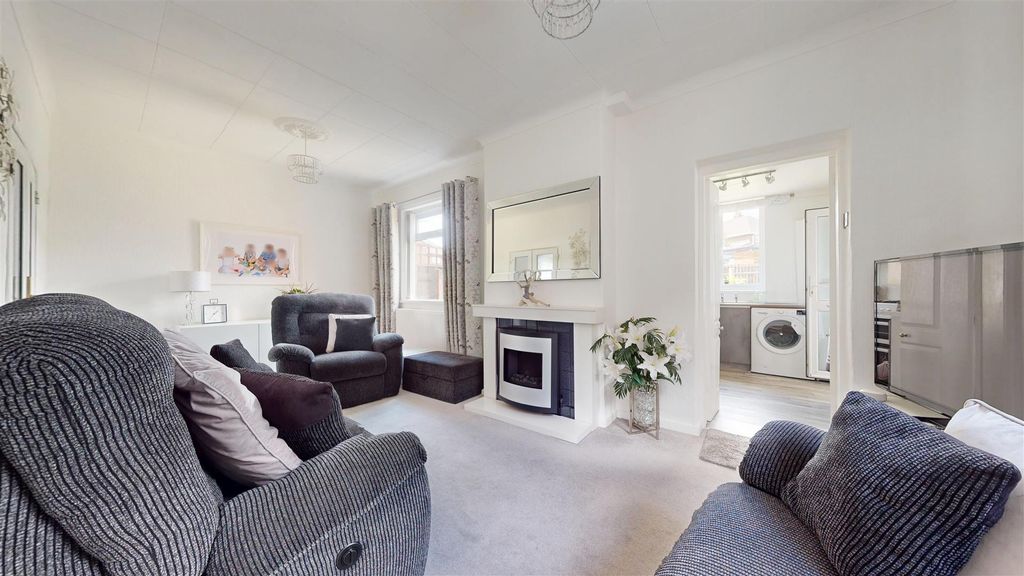 Property photo 3 of 28 Hawthorn Avenue Living Room