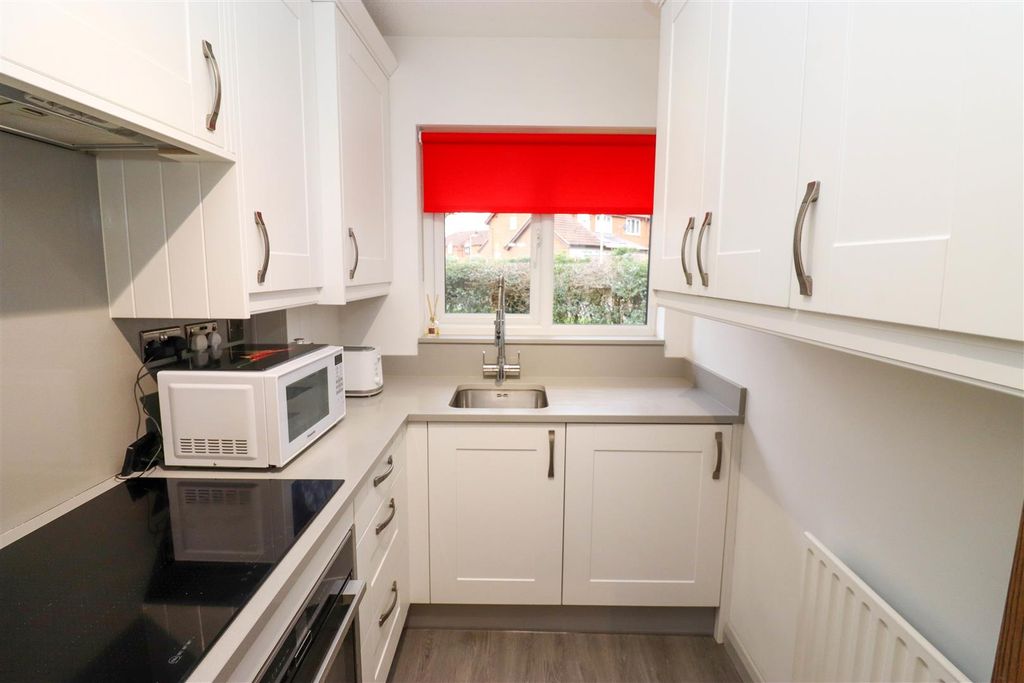 Property photo 3 of 11 Kitchen