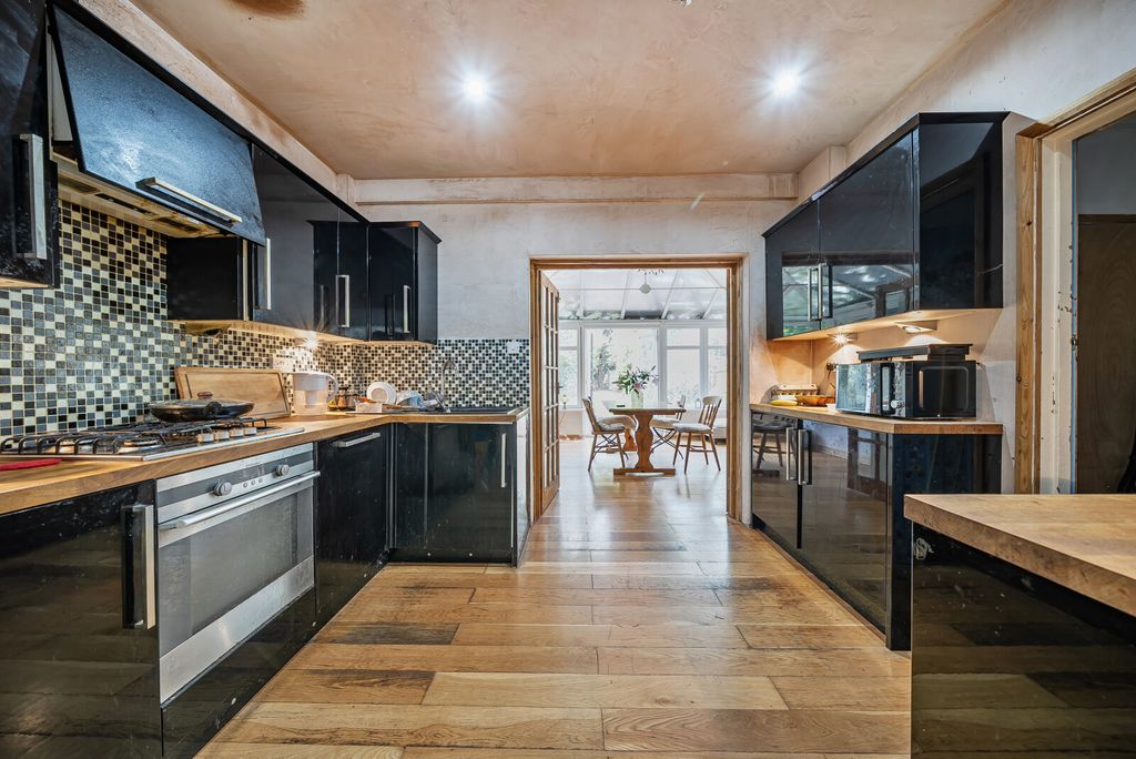 Property photo 3 of 17 Kitchen