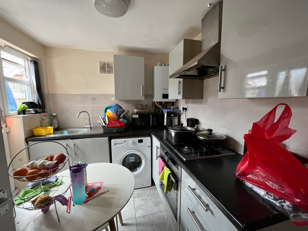 Property photo 3 of 7 Kitchen